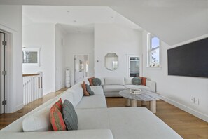 TV - The Blue Refuge -- Pool and Beach (St. Augustine)