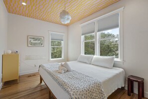 4 bedrooms, desk, WiFi, bed sheets