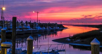 Sleeps 8, Minutes to Nauset Beach!