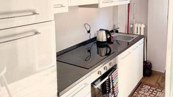 Frigorifero, forno, piano cottura, lavastoviglie