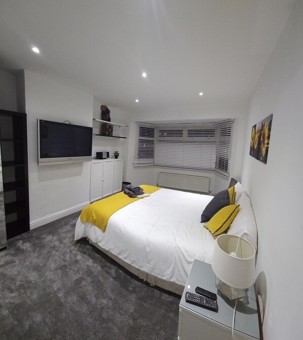 4 عدّة غرف نوم ومكواة/لوح كي وواي فاي مجانًا وملاءات أسرّة