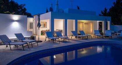 5 bedroom detached villa with private pool and maid service, Carvoeiro