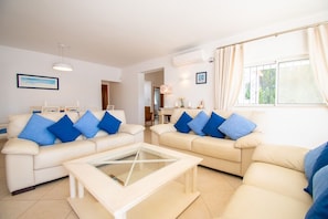 Smart TV, DVD player, table football, books - 5 bedroom detached villa with private pool and maid service, Carvoeiro
 (Carvoeiro)