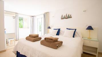 5 quartos, cofres nos quartos, escrivaninha