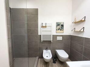 Dusj, hårføner og bidé