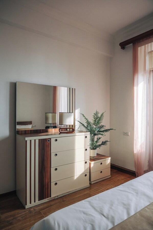 1 chambre, bureau, fer et planche à repasser, Wi-Fi