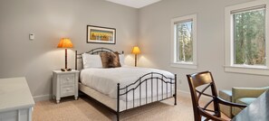 4 bedrooms, desk, iron/ironing board, WiFi - Mountainside 4-BR Chalet 2-min to Okemo (Ludlow)