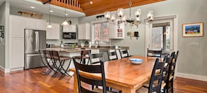 Dining - Mountainside 4-BR Chalet 2-min to Okemo (Ludlow)