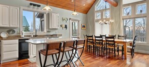 Dining - Mountainside 4-BR Chalet 2-min to Okemo (Ludlow)