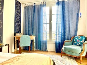 Decoración personalizada, muebles diferentes y wifi gratis 