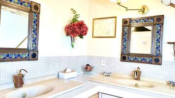 Een regendouche, een haardroger, handdoeken, zeep