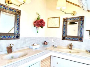 Douche à « effet pluie », sèche-cheveux, serviettes fournies, savon