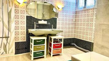 Rainfall showerhead, hair dryer, towels, soap