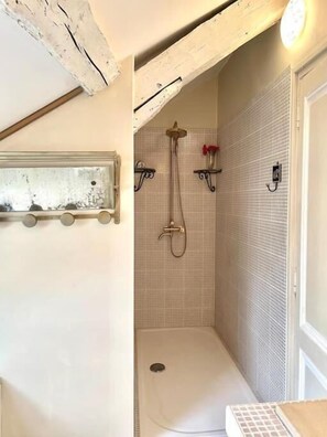 Rainfall showerhead, hair dryer, towels, soap - La Maison B (Bergerac)