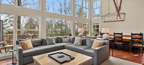 TV, fireplace - Idyllic 5-BR Chalet 1-min to Okemo (Ludlow)