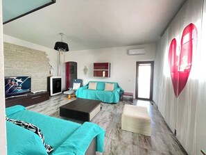 Smart TV, books - H51 Family House Budoni City center (Budoni)