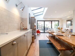Fridge, dishwasher, electric kettle, toaster - Fawcett Cottage (Aldeburgh)