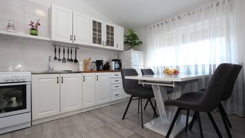 Apartment, 1 Schlafzimmer | Eigene Küche | Kühlschrank, Herdplatte, Kochgeschirr/Geschirr/Besteck, Gefrierschrank