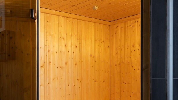 A sauna with wooden walls and benches. - Huge apartment with Sauna and free parking (Duisburg)