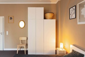 4 chambres, coffres-forts dans les chambres, bureau