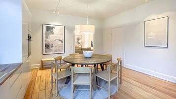 Full-size fridge, microwave, oven, dishwasher