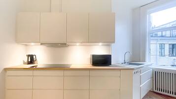 Full-size fridge, microwave, oven, dishwasher