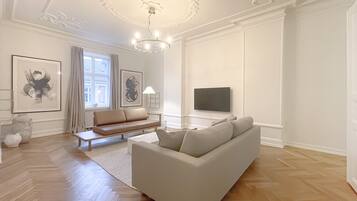 Flat-screen TV, Netflix, streaming services