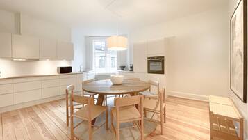 Køleskab/fryser i fuld størrelse, mikrobølgeovn, ovn, opvaskemaskine