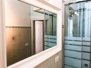 Dusche, Haartrockner, Bidet, Handtücher