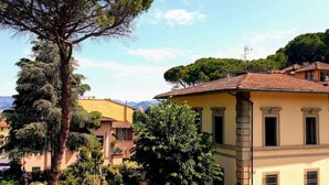 A building with a yellow facade, columns, and a tiled roof. - 2 bedroom apartment in florence (Firenze)