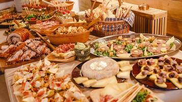 Daily buffet breakfast (RON 45 per person)