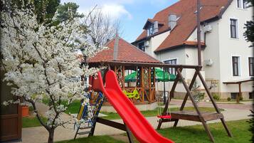 Tempat bermain anak - outdoor