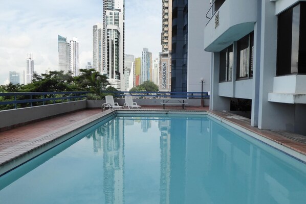 Outdoor pool - Cozy 1-bedroom apartment, on Av. Balboa has everything you need. (Panamá)