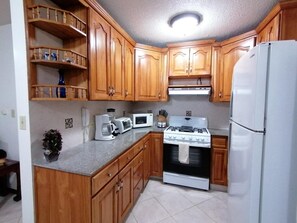 Fridge, microwave, oven, stovetop - Cozy 1-bedroom apartment, on Av. Balboa has everything you need. (Panamá)