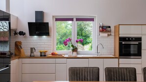 Wasserkocher mit Kaffee-/Teezubehör, Kühlschrank, Mikrowelle, Ofen