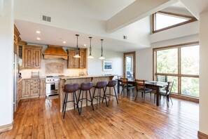 Fridge, microwave, oven, stovetop - Panoramic Mtn View Penthouse! Pool & Hot-Tub, A/C! (Avon)