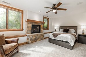 4 bedrooms, desk, iron/ironing board, travel crib