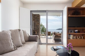 Luxury-Villa | Wohnbereich | 43-Zoll-Smart-TV mit Kabelempfang, Kamin, Netflix