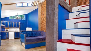 Eine moderne Küche mit blauen Schränken, einem weißen Kühlschrank und einem eingebauten Backofen.