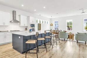 Fridge, microwave, oven, stovetop - Inlet Beach! Sleeps 10, 4 BR/3.5 BA , Pool & just minutes to the beach, Rosemary area and 30Avenue! (Inlet Beach)