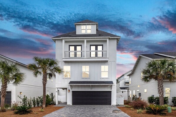Exterior - Inlet Beach! Sleeps 10, 4 BR/3.5 BA , Pool & just minutes to the beach, Rosemary area and 30Avenue! (Inlet Beach)