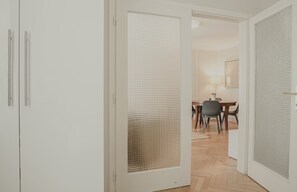 City-Apartment | Wohnbereich | 40-Zoll-LCD-Fernseher mit Kabelempfang