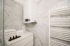 City-Apartment | Badezimmer | Dusche, Haartrockner, Handtücher, Seife