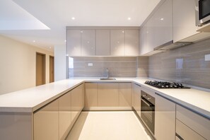 Full-sized fridge, microwave, oven, stovetop - GTC 2Bedroom Skyline by YourHost (Nairobi)