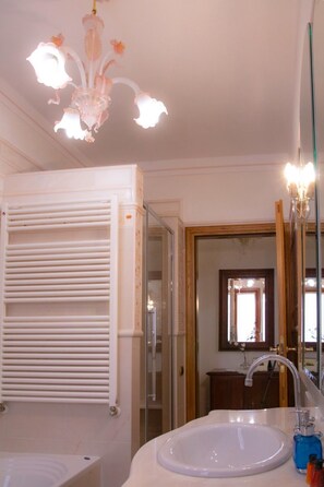 シャワー、ヘアドライヤー、ビデ、タオル