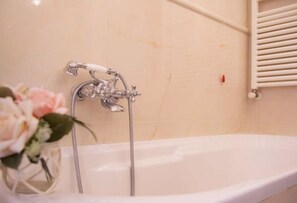 Regadera, secadora de cabello, bidet, toallas 