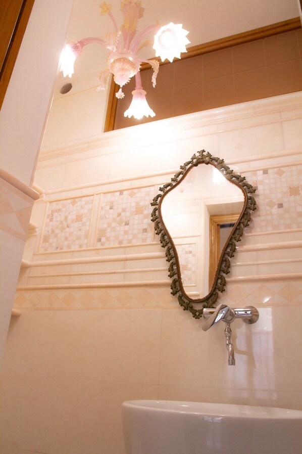 シャワー、ヘアドライヤー、ビデ、タオル