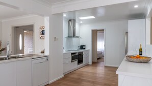 Private kitchen - Minna - Family Getaway (Minnamurra)