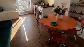 Un apartamento moderno con comedor, cocina y lavandería.
