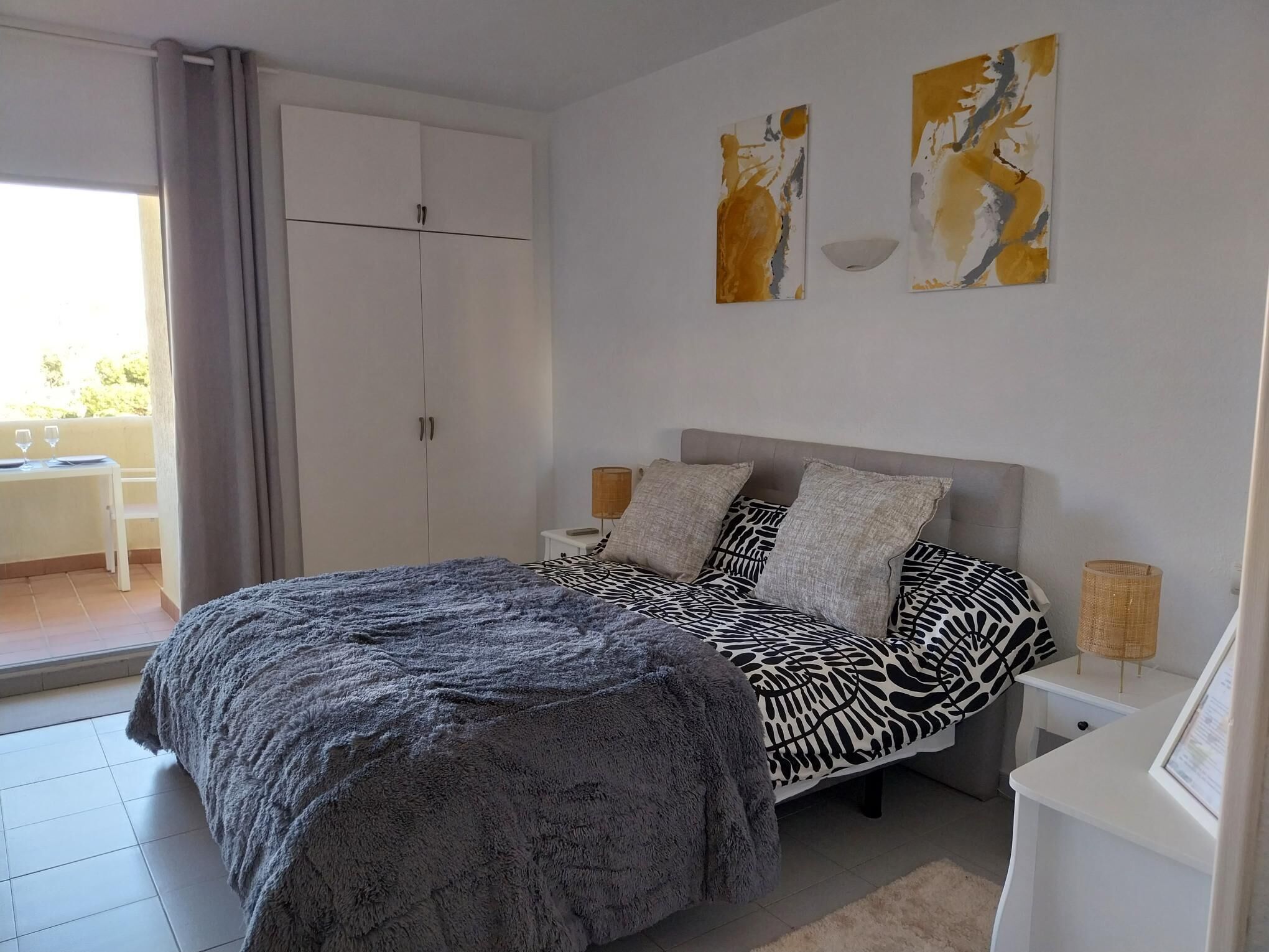 Iron/ironing board, bed sheets